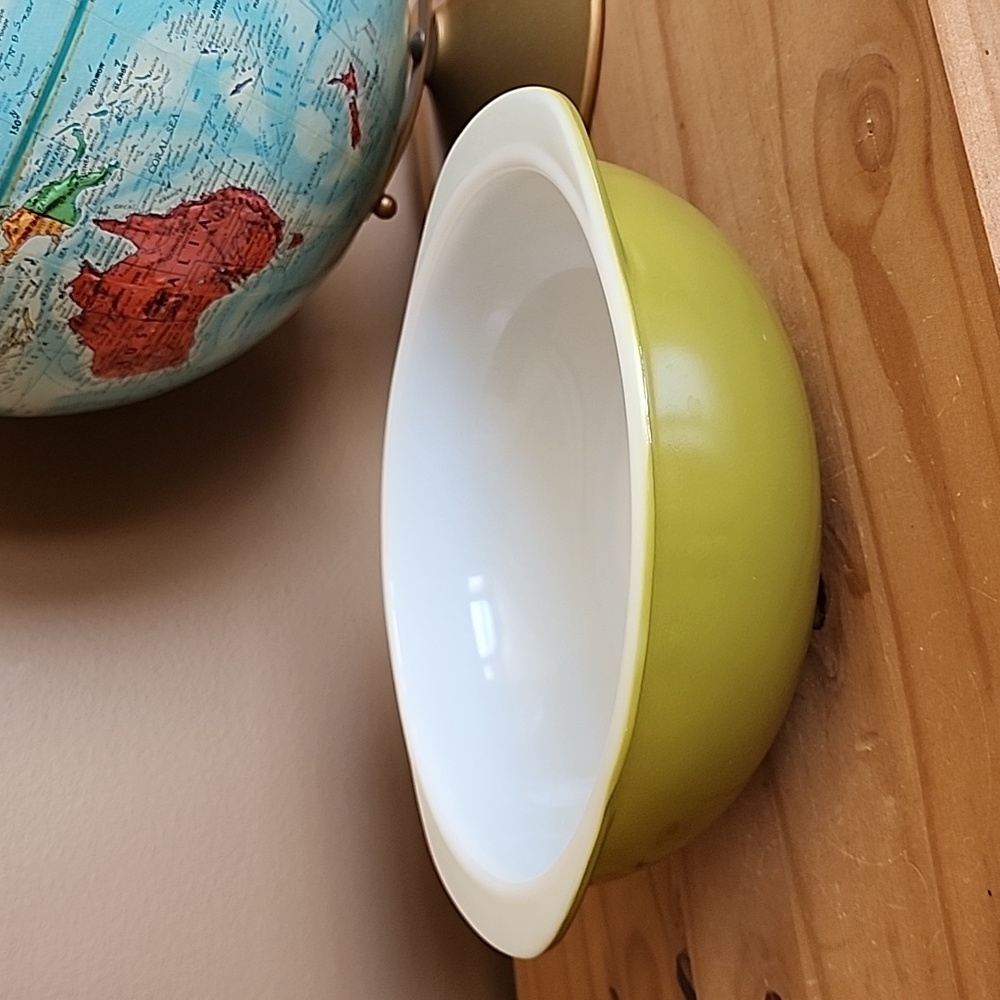 Vintage Pyrex green Casserole model 024